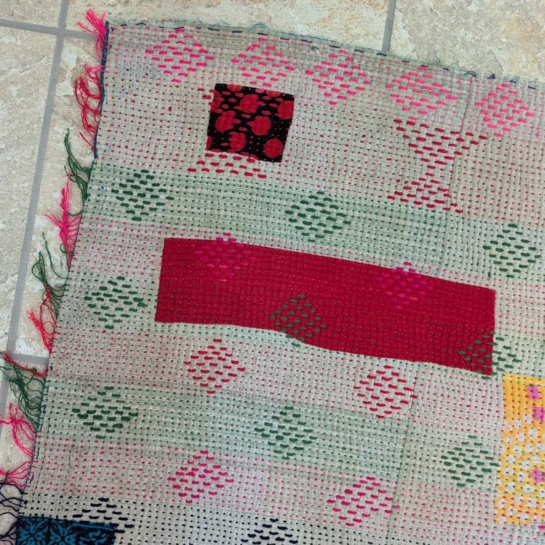 「L」グリーン×マルチカラー ダイヤ刺繍ソファカバー ヴィンテージ カンタキルト ラリーキルト「オーロラ・グリーン」 #857