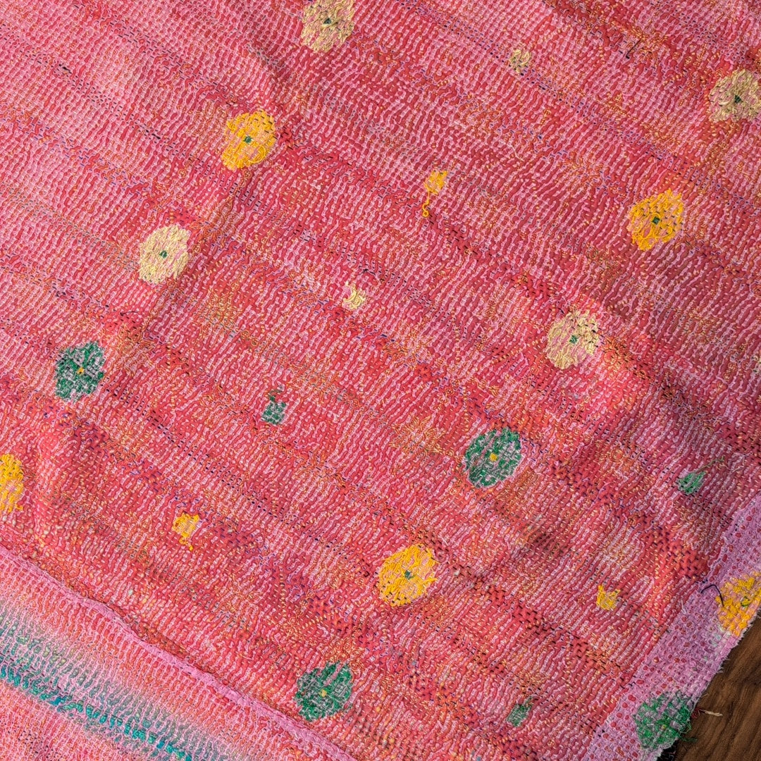 「L」S字刺繍 伝統柄 ラグ ベッドカバー ヴィンテージ カンタキルト ラリーキルト「ビビットピンク」#867