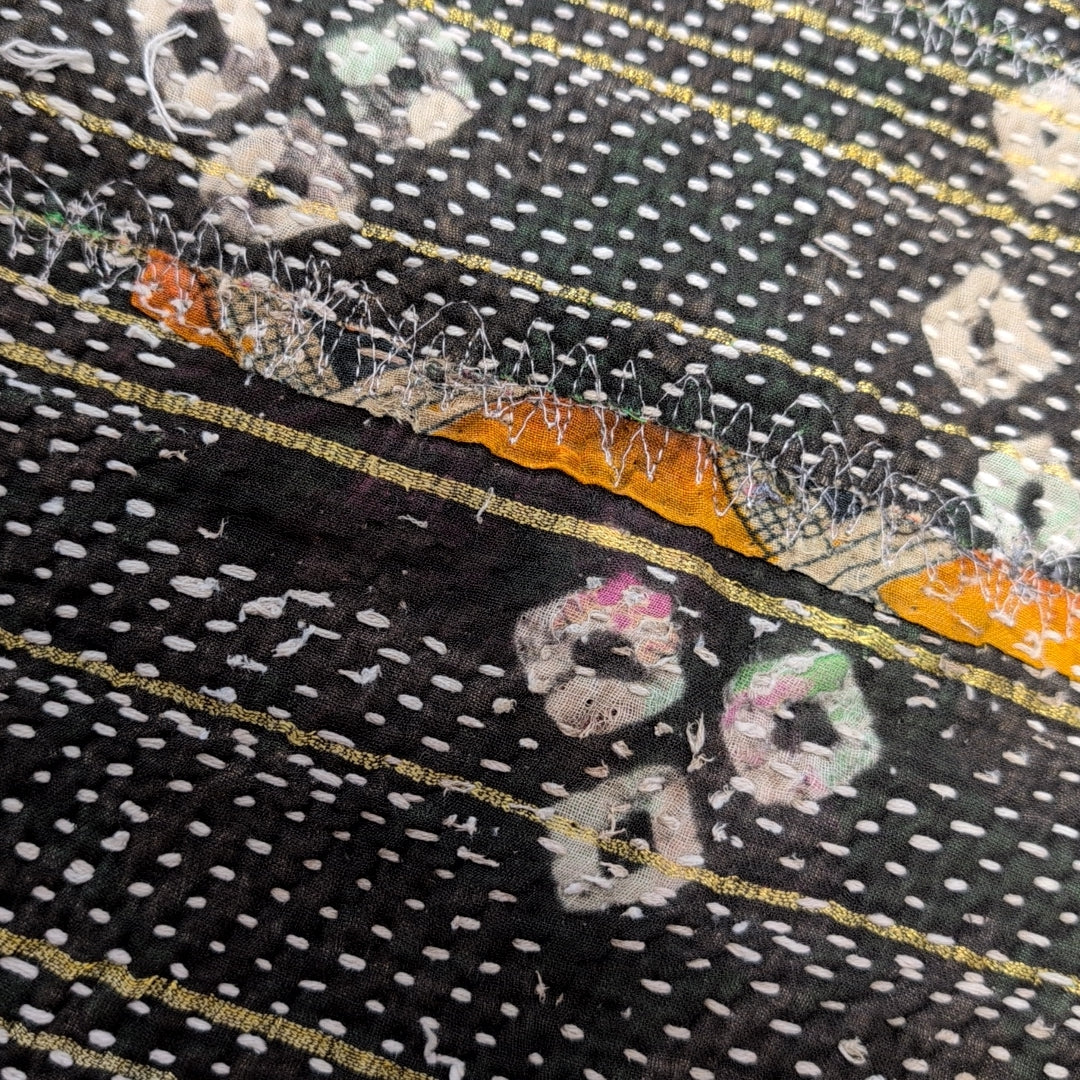 「金糸ゆらぐ花影」　サステナブルな手作りラグ　ヴィンテージカンタキルト　インドkanthaquiltインテリア 832