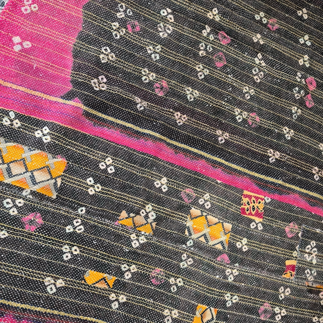 「金糸ゆらぐ花影」　サステナブルな手作りラグ　ヴィンテージカンタキルト　インドkanthaquiltインテリア 832