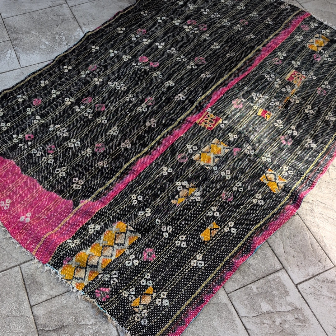「金糸ゆらぐ花影」　サステナブルな手作りラグ　ヴィンテージカンタキルト　インドkanthaquiltインテリア 832