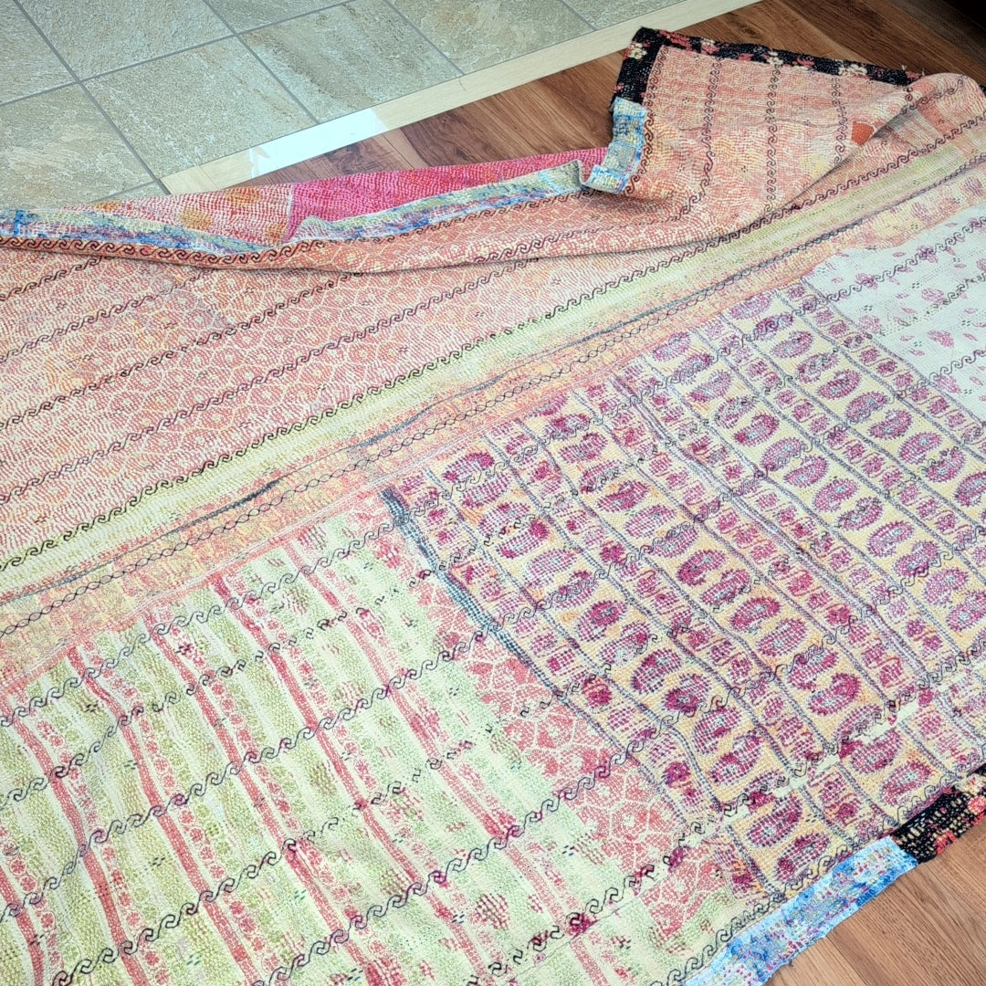「L」S字刺繍 伝統柄 ラグ ベッドカバー ヴィンテージ カンタキルト ラリーキルト「ビビットピンク」#867